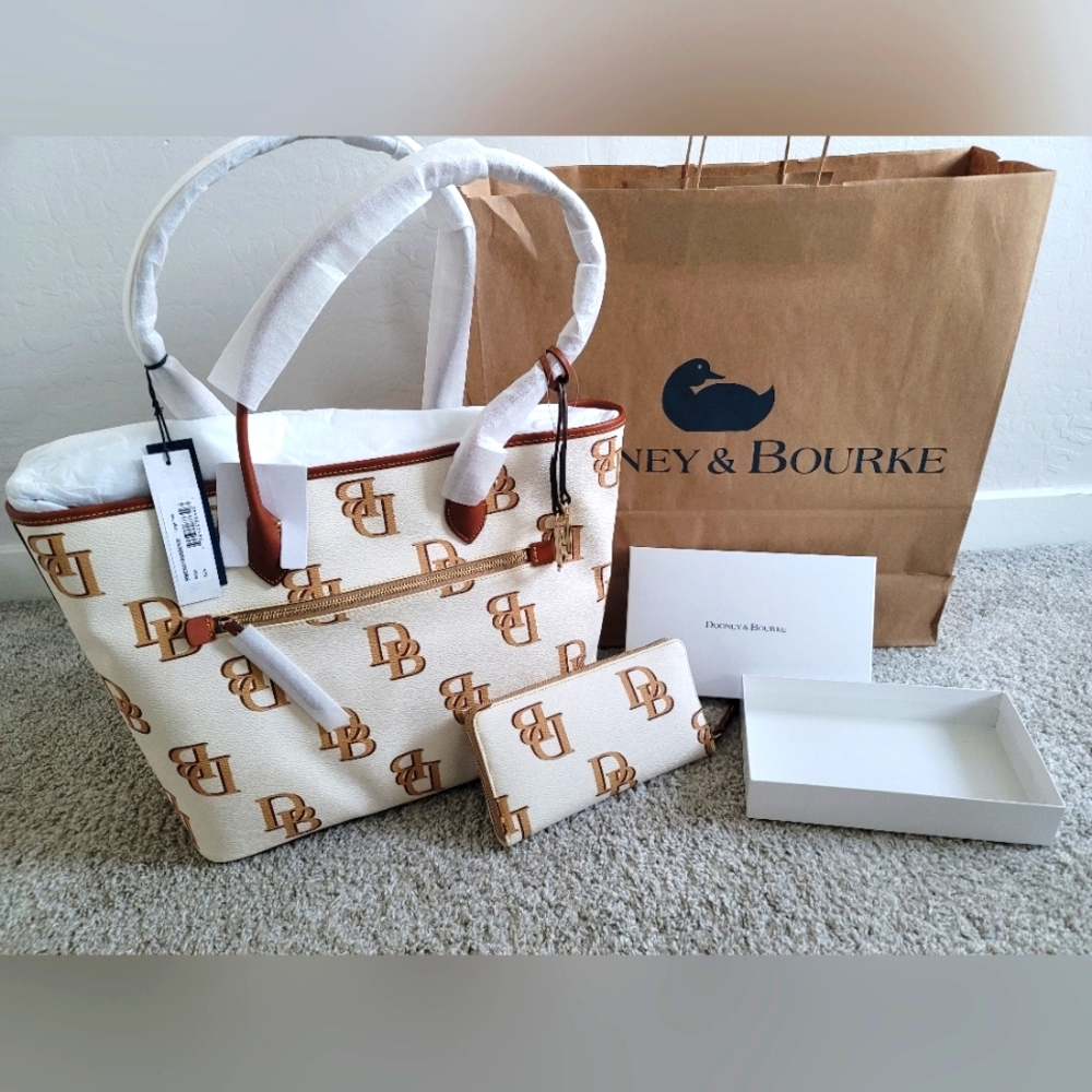 (NWT) Dooney and Bourke large tote with 24k gold DB and wallet in tan and ivory.